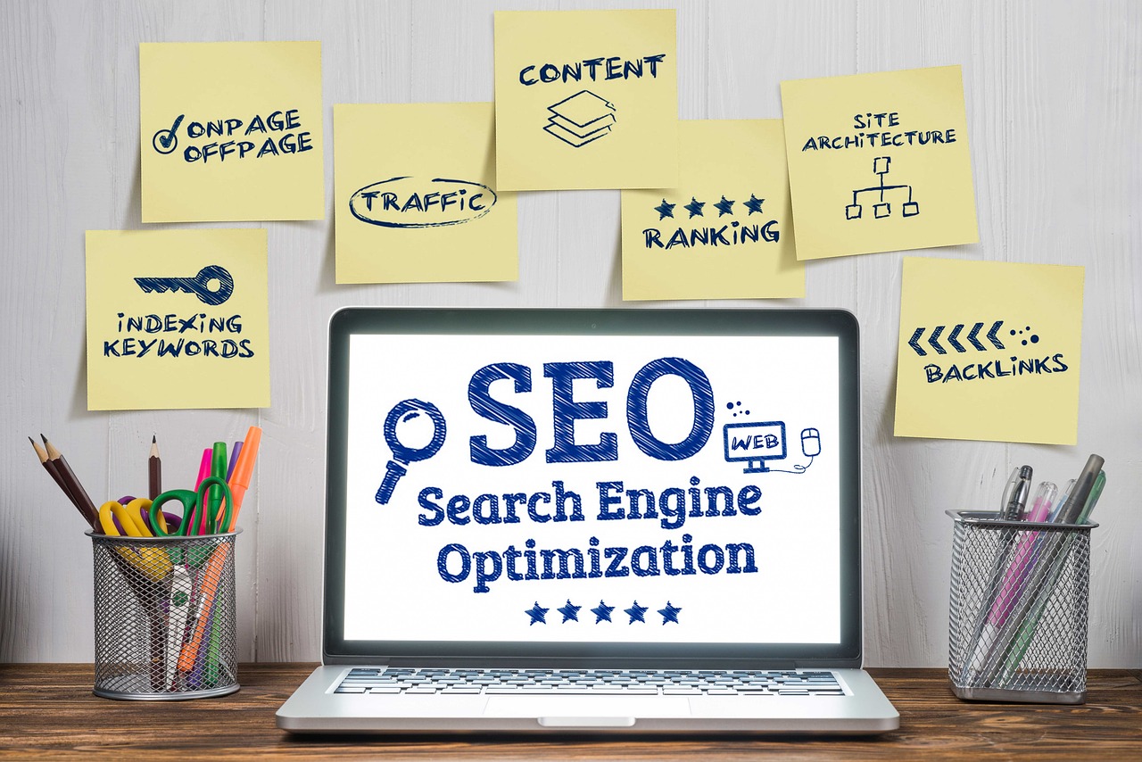 A képernyőn SEO logó és a kulcsfontosságú SEO elemek, mint a kulcsszavak, rangsorolás, tartalom, indexelés, backlinks és site architecture szerepelnek.